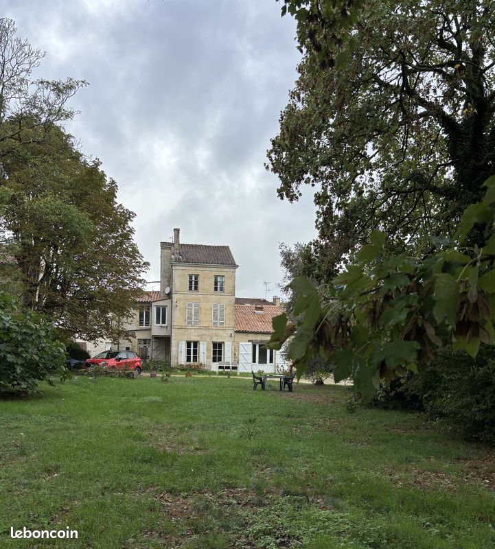Maison 9 pièces 257 m² · à Beauvoir-sur-Niort · 257 m² · 274 000 €