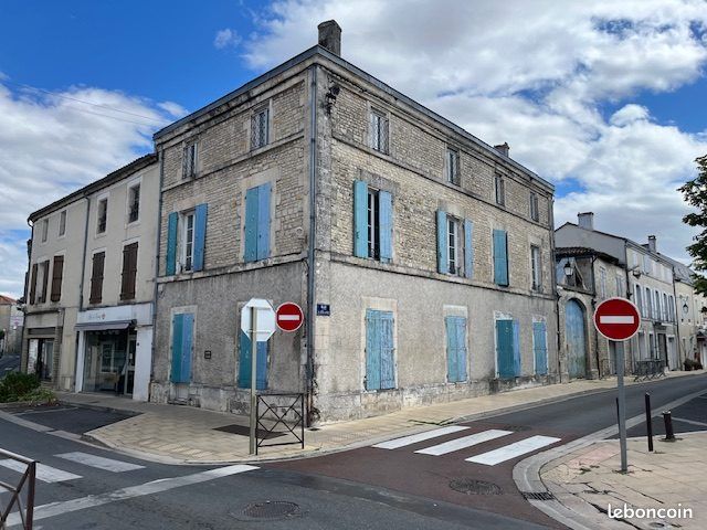 Maison 9 pièces 267 m² · à Aigre · 267 m² · 170 000 €