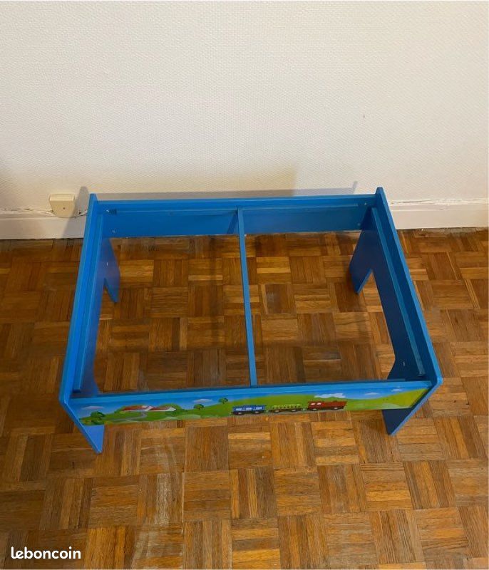 Table d'activités avec circuit de train en bois complet (image 2)