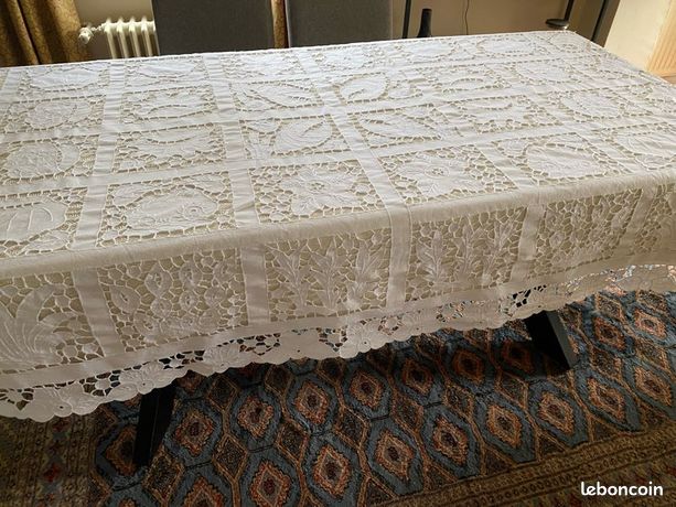 Nappe des années 50 en coton brodée et ajourée main / travail exceptionnel de finesse - Linge de maison Nappe des années 50 en coton brodée et ajourée main / travail exceptionnel de finesse - Linge de maison