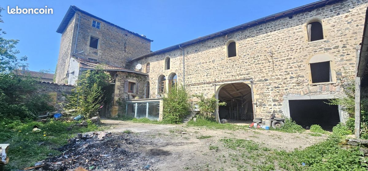 Maison 9 pièces 260 m² · à Azolette · 260 m² · 60 000 €