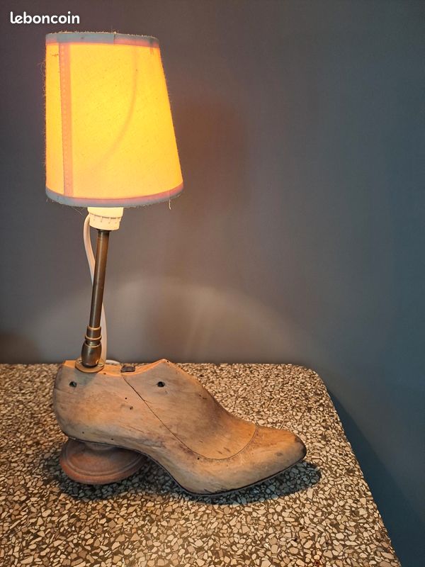 Lampe de chevet avec pied en forme de chaussure (image 1)