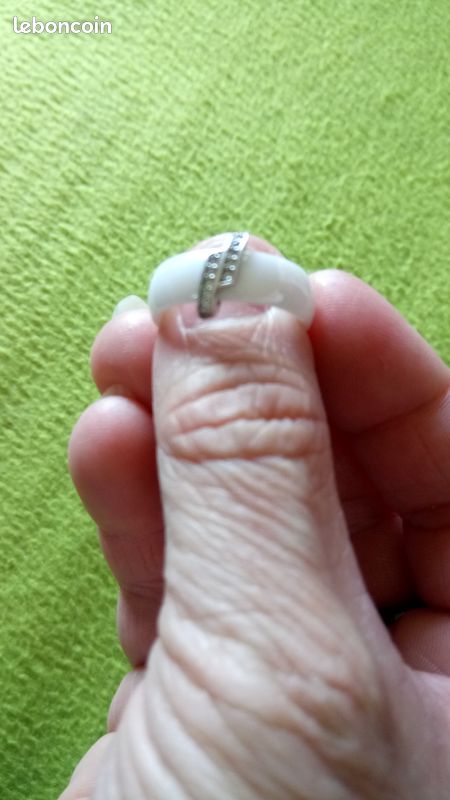 Bague plate blanche (image 1)