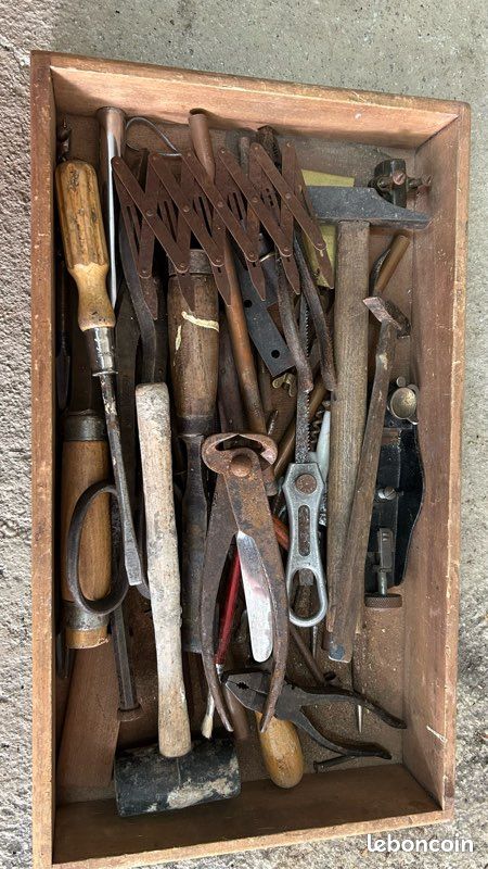 Malle pleine d’outils anciens (image 5)