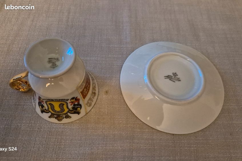 TASSE ET SOUCOUPE EN PORCELAINE, AVEC UN PORTRAIT EN RELIEF DE L