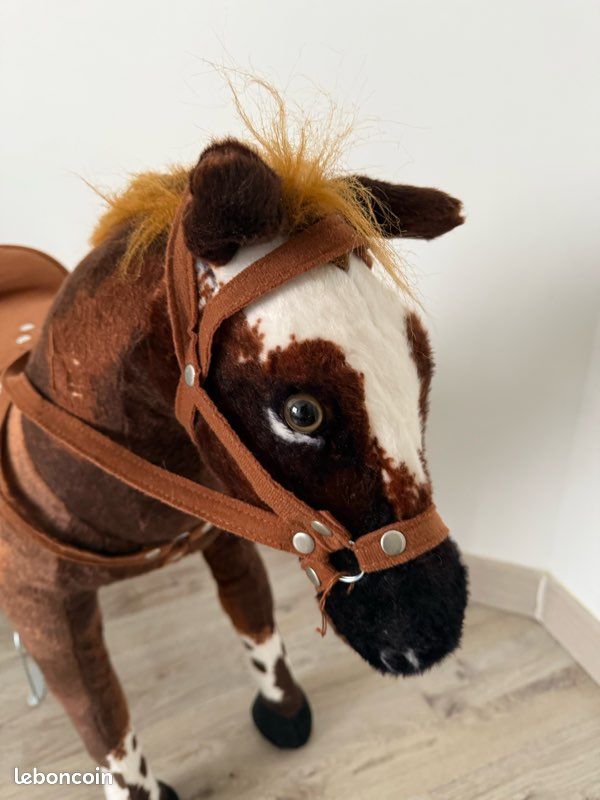 Cheval En Peluche Électrique à Poils – Poney Interactif Marron Et Blanc Avec Selle Rouge, Cloche Et Hennissements – Cadeau Noël Ou Anniversaire