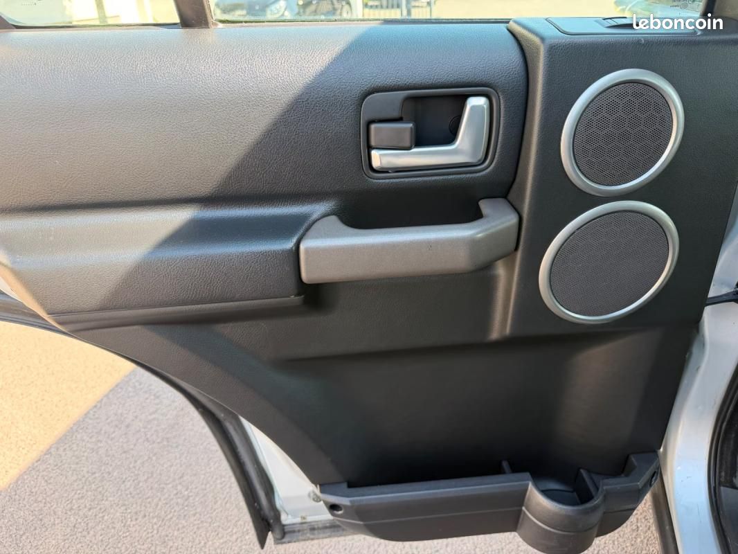 Land Rover Discovery V6 TD SE 190CH - 4X4 BVA CHAUFFAGE STATIONNAIRE 7 PLACES (image 23)