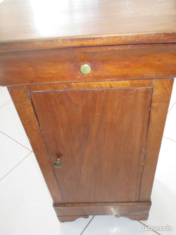 Vend une table de nuit en osier (image 1)