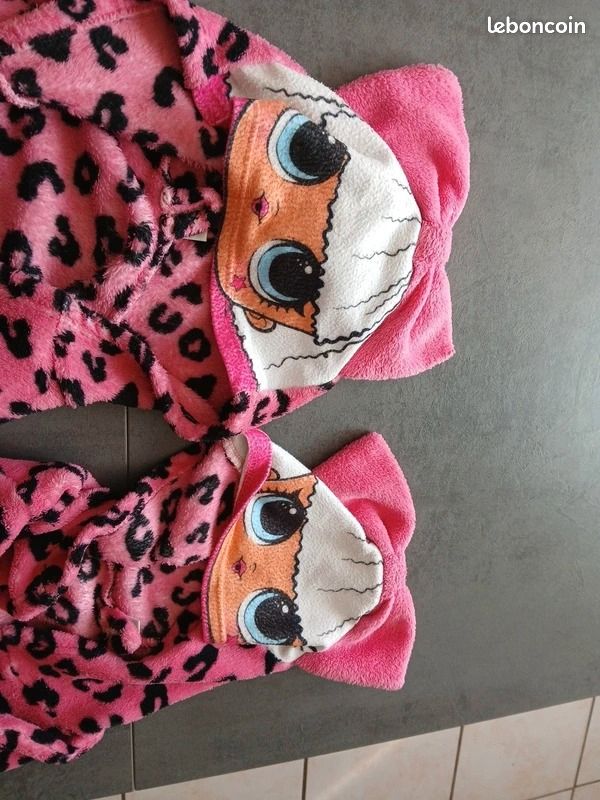 Lot de deux peignoirs filles LOL surprise TAILLE 110/116 Vêtements
