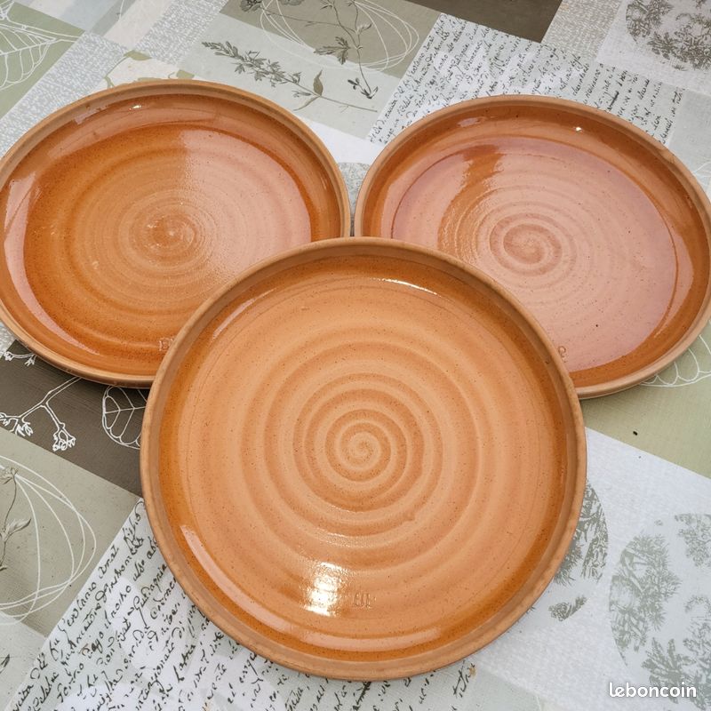 3 assiettes plates BP en véritable grès de Bourgogne.
Diamètre 23,5 cm (image 1)