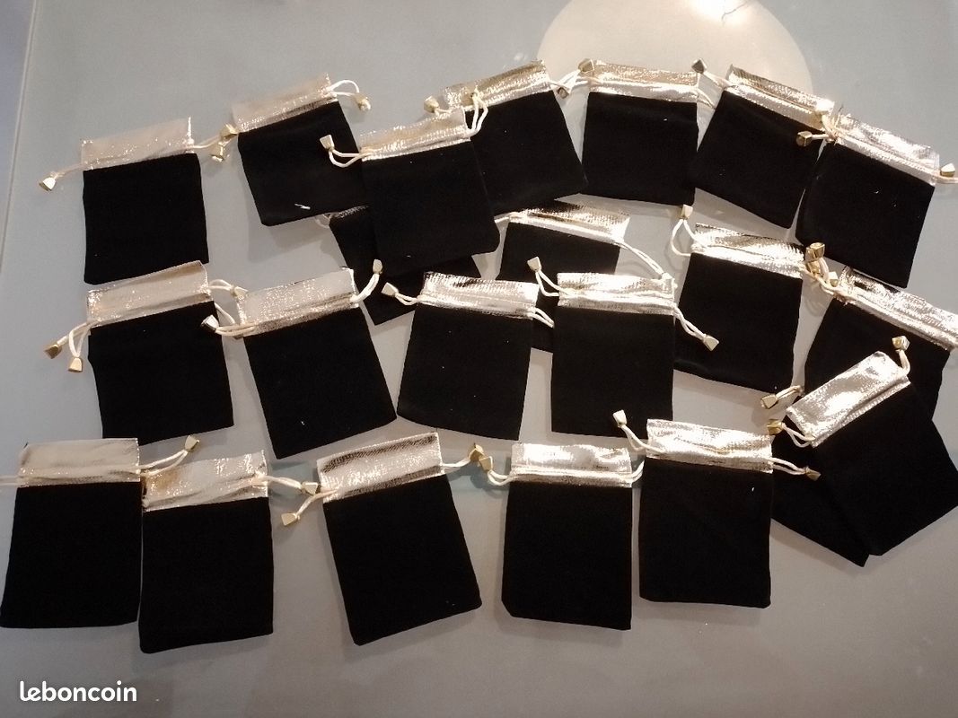 Lot de 25 grandes pochettes pour bijoux en velours NEUVES écrin noir doré (image 1)