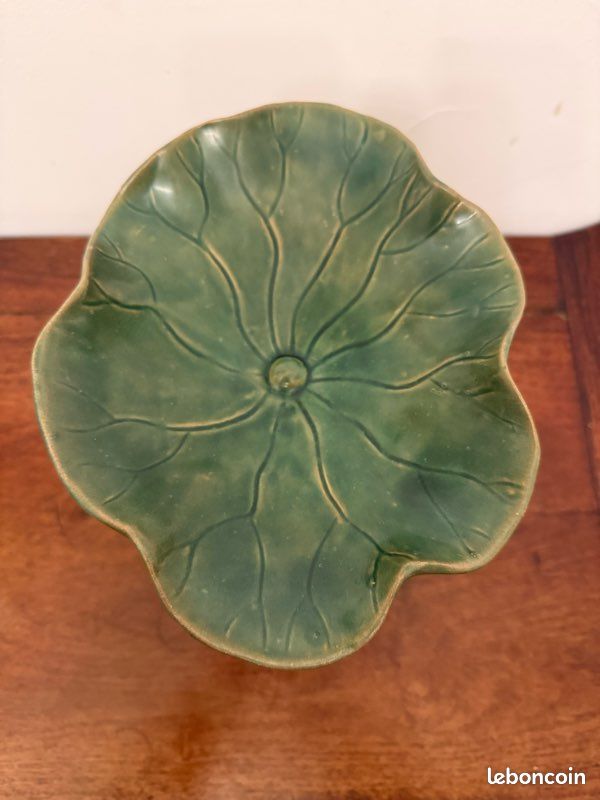 Plateau en céramique Chinoise de forme feuille de lotus porté par une grenouille souriante (image 7)