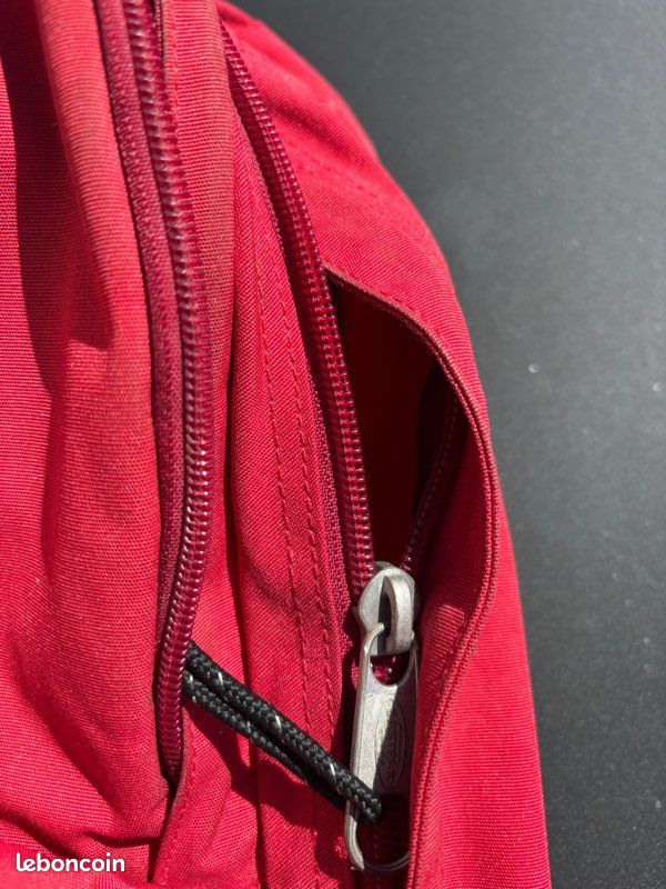 Sac à Dos Eastpak Padded – Rouge, 3 Sections – Bretelles Réglables