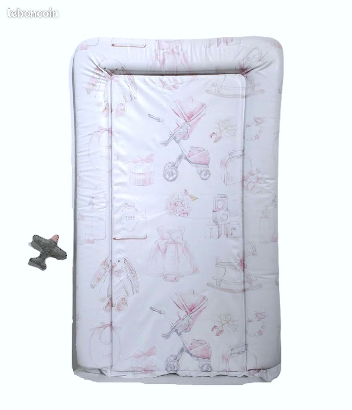 Introuvable Matelas à langer aux clins d'œil Dior de la maison