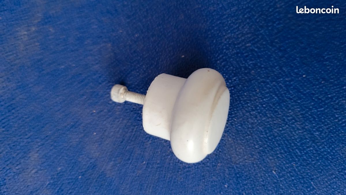 Bouton de meuble vintage en bois blanc avec vis de fixation (image 3)