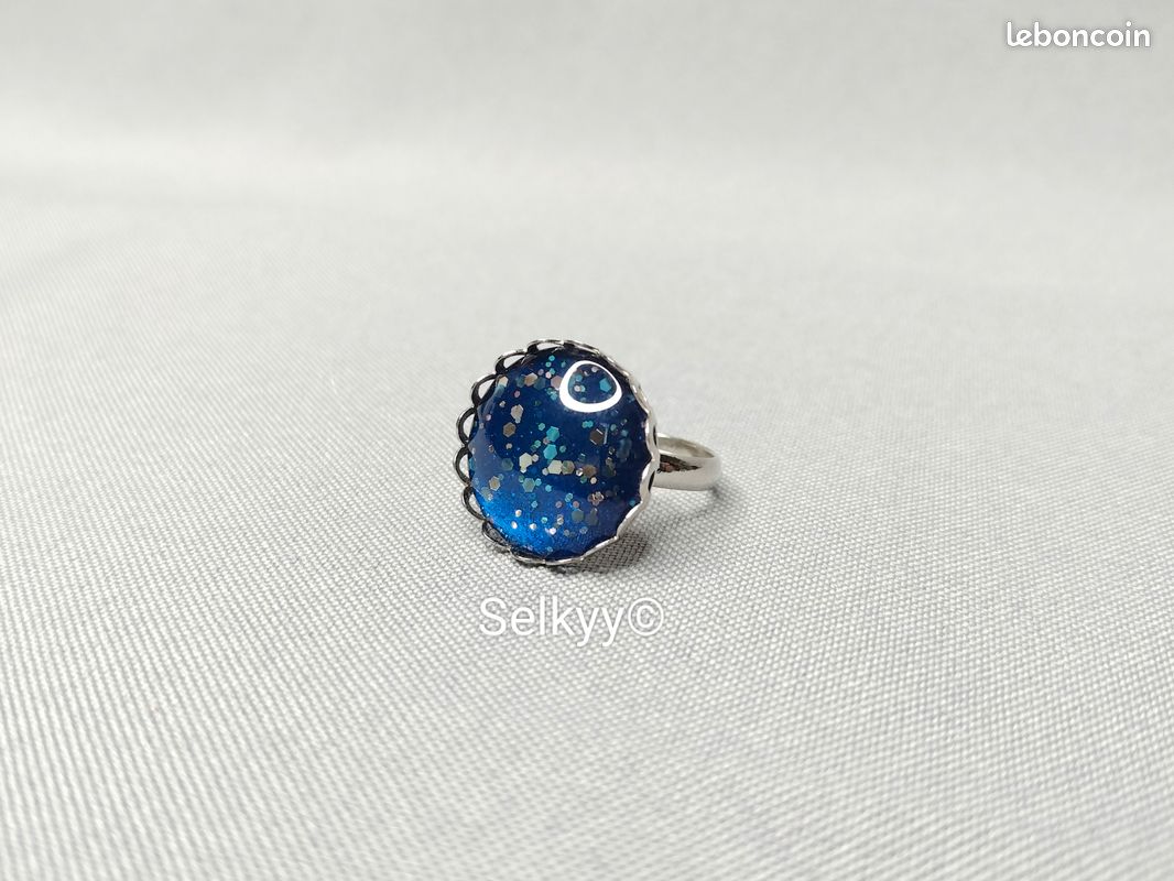 Bague fantaisie réglable en acier inoxydable ornée d’un cabochon rond bleu pailleté bleu et argent (image 4)