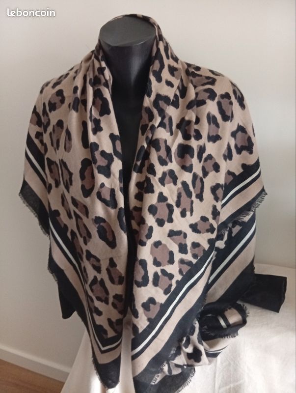 Foulard Carré Léopard Hyper Chic – En Satin Polyester, Motif Animalier, Neuf Avec étiquettes