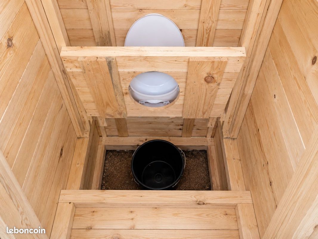 LIVRAISON GRATUITE : Les toilettes sèches écologiques d'extérieur Suzanne (Livrée montée) (image 2)