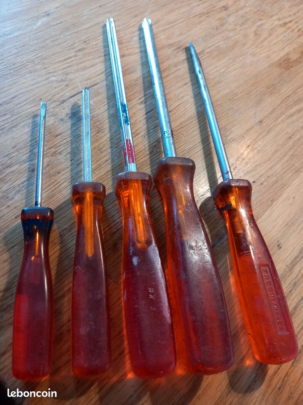 LOT DE 4 tournevis facom AR . Manches isoryl . Neufs EUR 30,00 - FR
