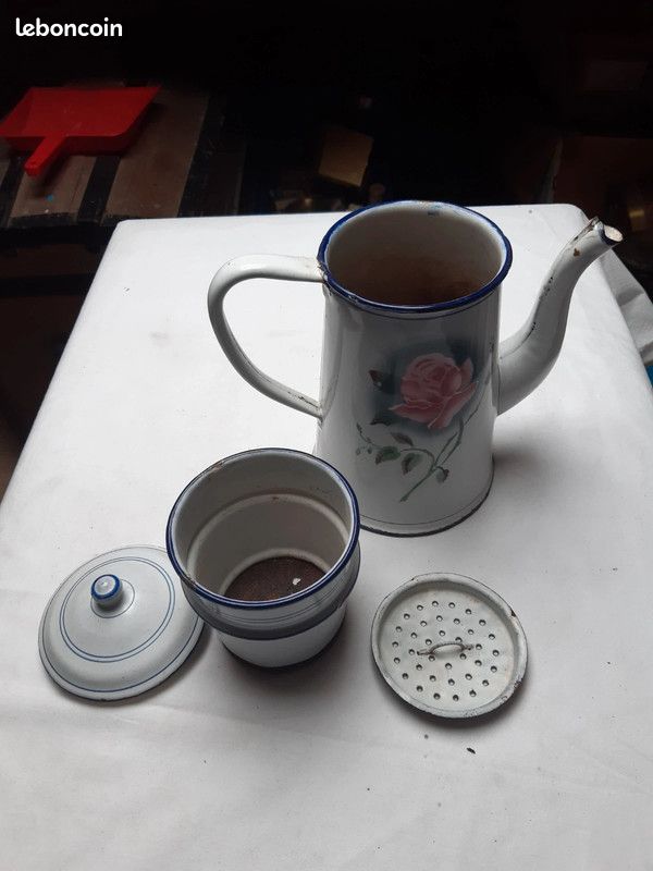 Cafetière vintage en tôle émaillé à décor floral (image 4)