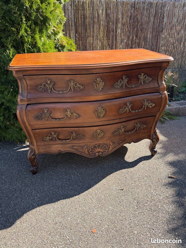 Magnifique commode galbée Commode tombeau bordelaise de style Louis XV. Armengaud (image 1)