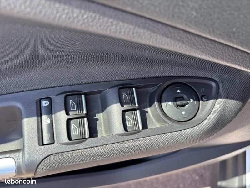 Ford C-MAX 1.0 EcoBoost 125ch Stop&Start Titanium (image 12)