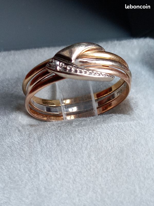 Bague or 18 carats anneaux en tons sertie de diamants dans son