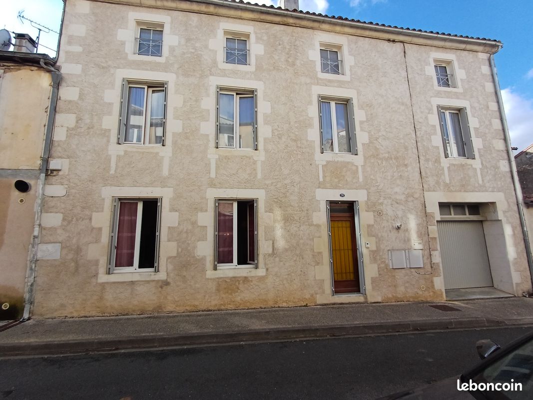 Maison 6 pièces 151 m² · à Ruffec · 151 m² · 160 000 €