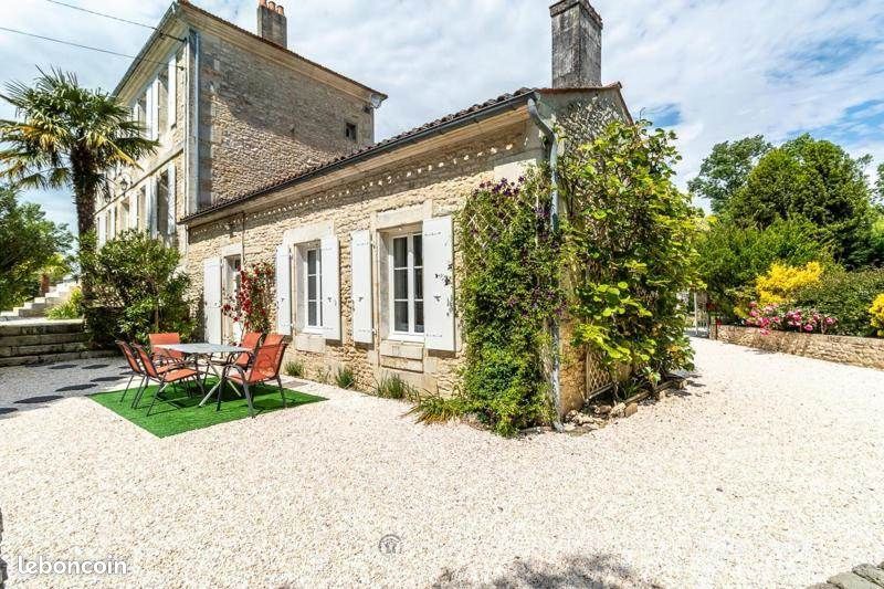 Maison 8 pièces 283 m² · à Saint-Hippolyte · 283 m² · 525 000 €
