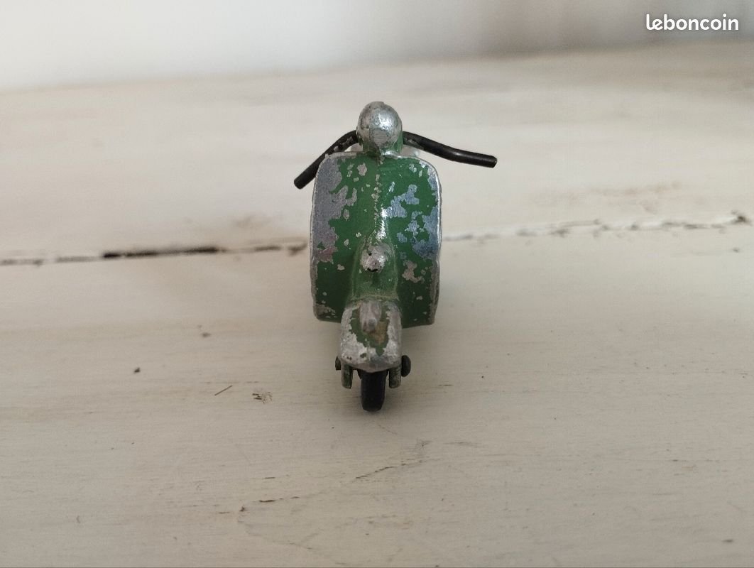 Miniature Quiralu Vespa 98 Aluminium – Vert Avec Conducteur Blanc – 1/43 (Très Bon État)