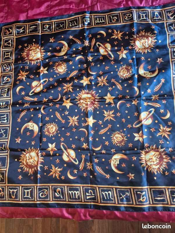 Foulard en soie planètes et signes du zodiaque (image 1)