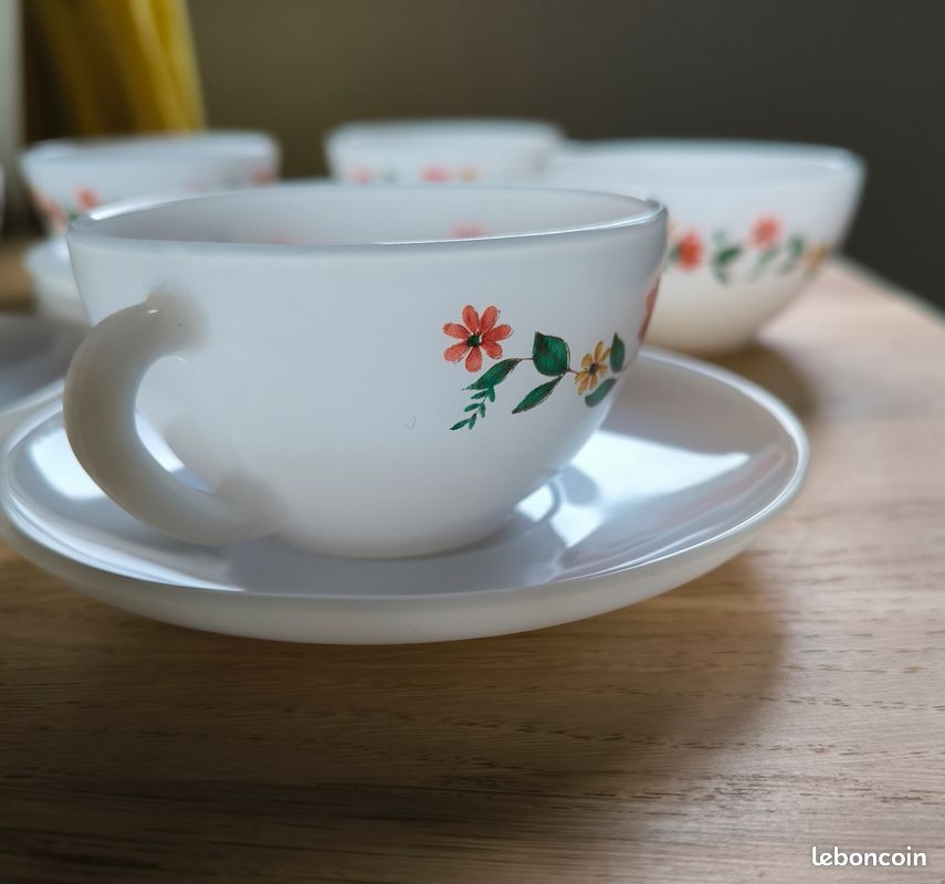 Ensemble Vintage Arcopal - 6 Tasses + Soucoupes Opalescentes Blanc Liseré Doré - Occasion