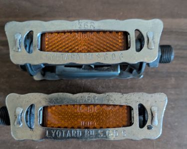 Paire de pédales vélo ancien vintage métallique LYOTARD 136 R