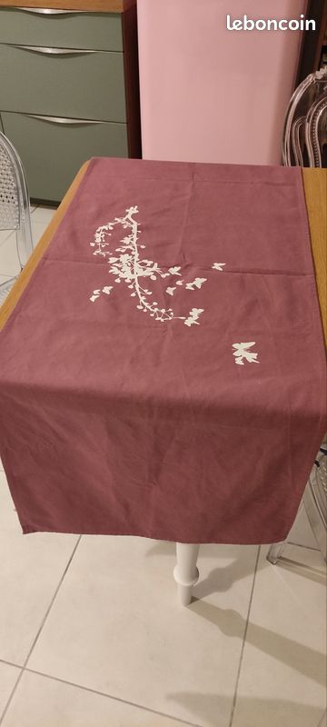 Chemin de table lie de vin motif blanc branche papillons Botanic (image 1)