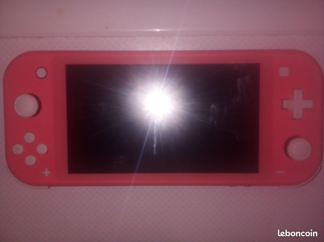 Bonjour je vends une Nintendo Switch lite rose en bonne état+ un jeux LOL suprise pour fille (image 3)