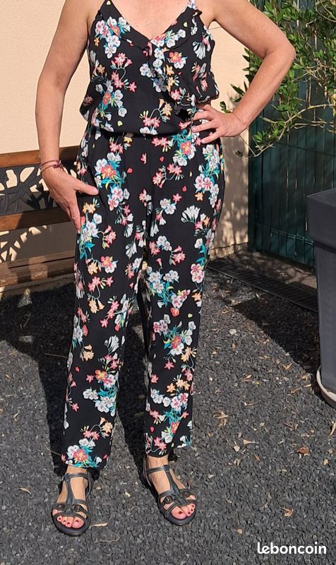 Jolie combinaison fleurie Vêtements