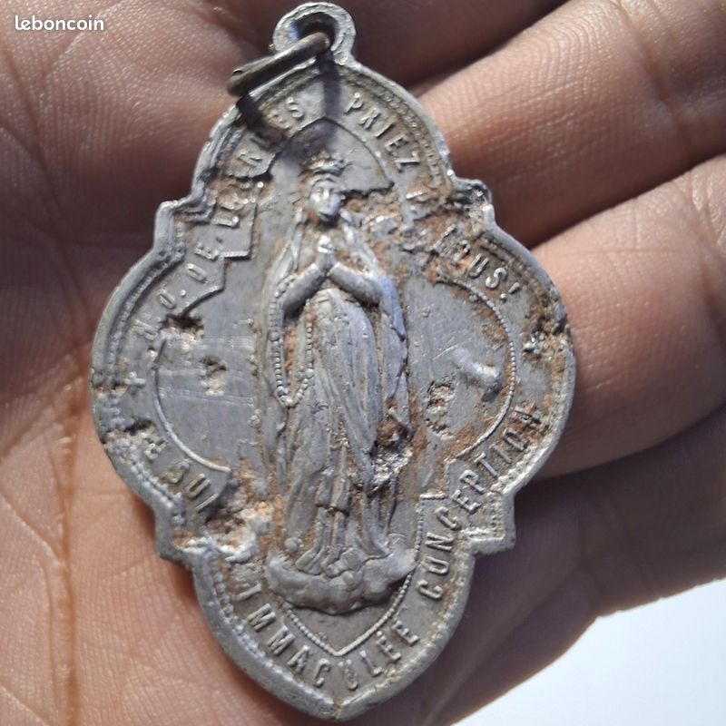 Médaille Religieuse Vintage – Symbole De Foi – Objet De Tradition