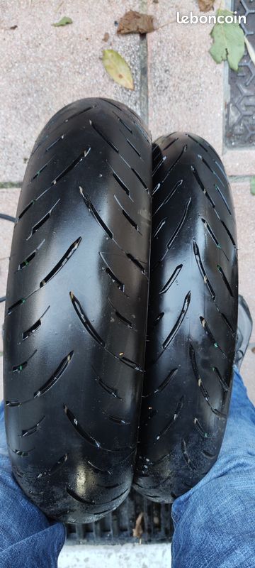 2 pneus moto quasi neufs 110/70/17 et 140/70/17 Dunlop GPR 300 (image 1)
