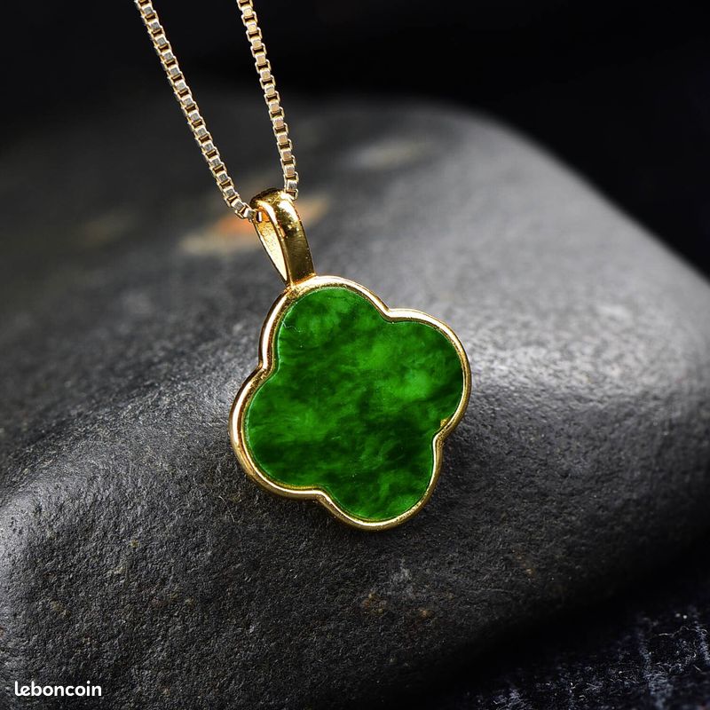 Pendentif Ancien En Or Jaune 18k Avec Gros Diamant 4mm Et Jadéites Vertes Cabochon
