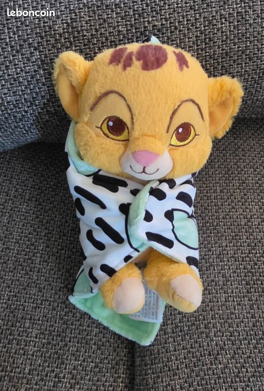 Peluche Simba Le Roi Lion Disneyland Paris 2019 Disney jaune couché 35 Peluche Simba Le Roi Lion Disneyland Paris 2019 Disney jaune couché 35