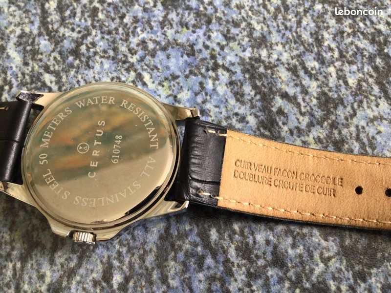 Montre Certus 610748 Quartz en fonctionnement Boîtier acier rond 38 mm Épaisseur 11 mm Cadran noir 3 aiguilles Verre plexus Bracelet cuir veau façon crocodile Doublure croûte de cuir Étanchéité 50 m (image 7)