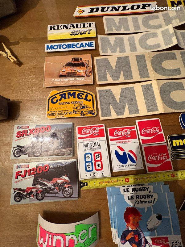 Autocollant Publicitaire Sport Auto Vintage – Pilote, Moteur, Drapeau Cible 20x7cm