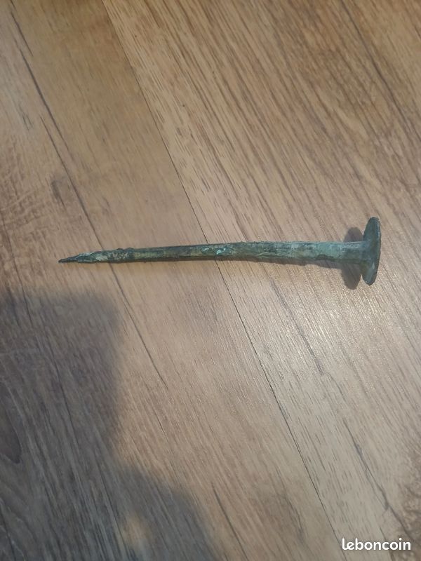 Antiquité, clou en bronze (image 1)