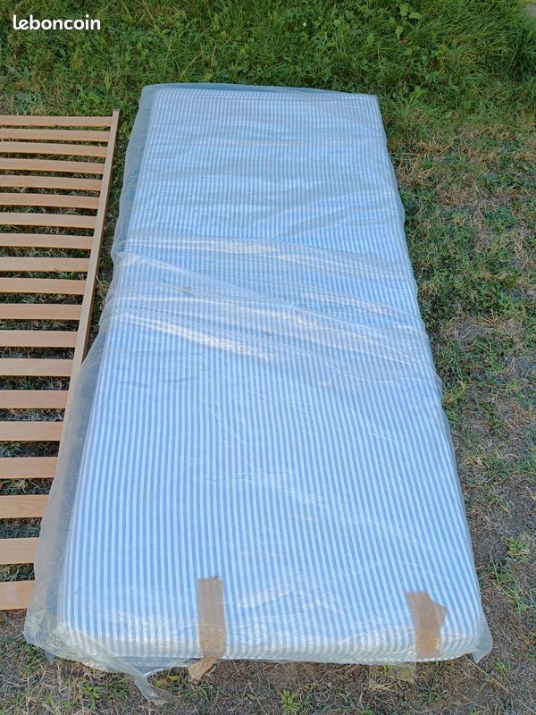 Beau Lit 190cm * 90 cm avec sommier en latte et matelas (vendu déjà démonté) (image 3)