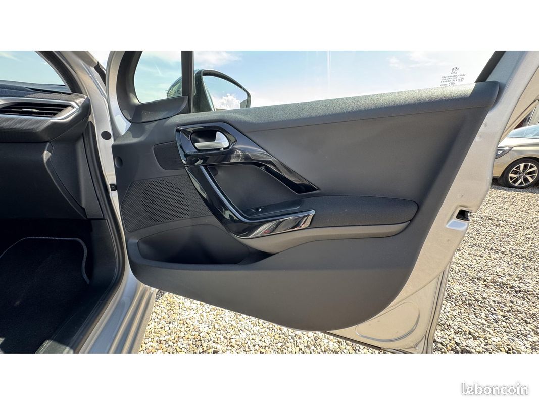 PEUGEOT 208 1.2i 12V - 82 Style (image 10)