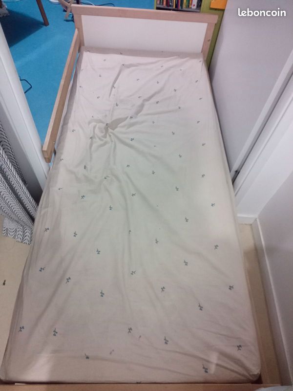 Lit enfant bois massif + matelas + parure (image 1)