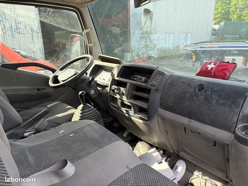 Nissan Cabstar Benne carte grise accidenté (image 5)