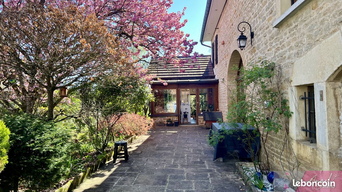 Maison 10 pièces 245 m² · à Saint-Vit · 245 m² · 419 000 €