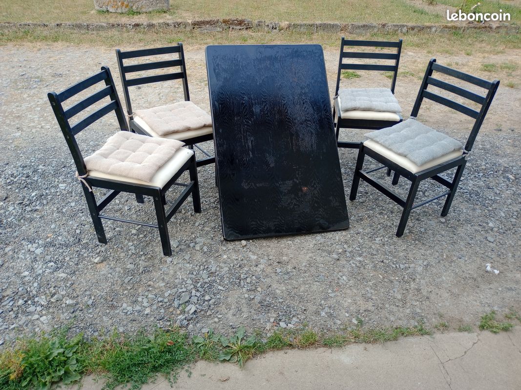 Table et 4 chaises (image 1)