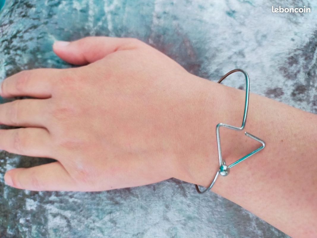 Bracelet jonc fin argenté – Design géométrique minimaliste